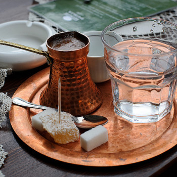 Kawa po turecku – jak zaparzyć i podać?
